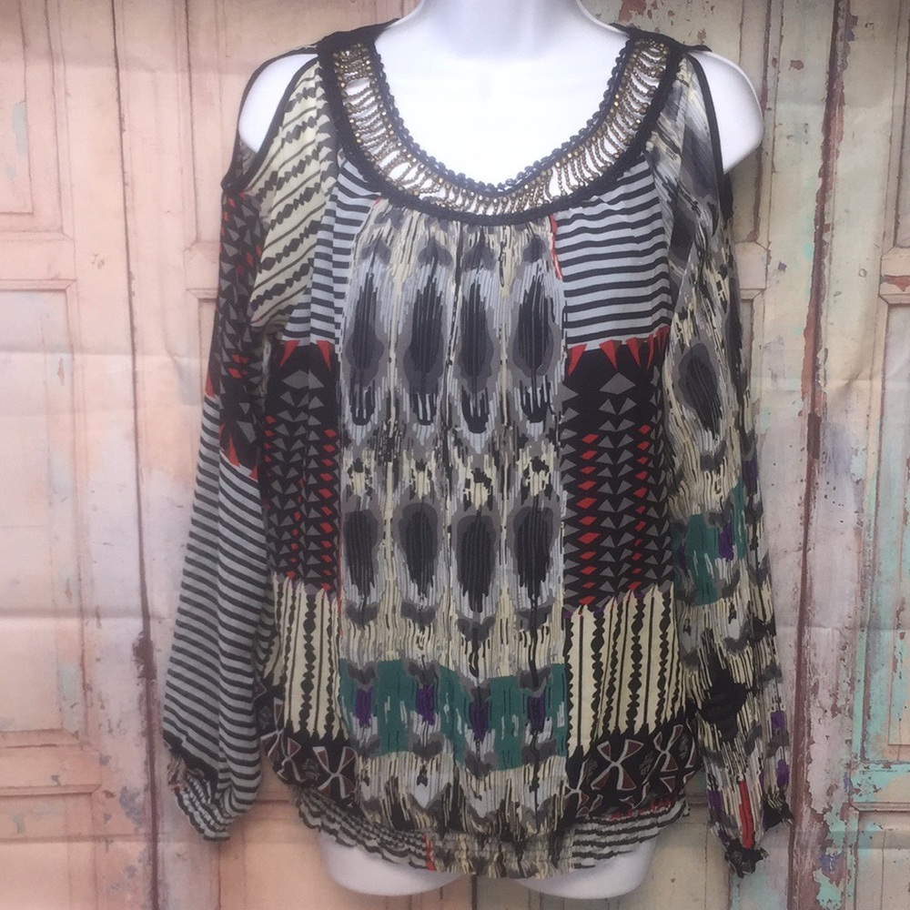 ❤️ YOUNG THREADS Cold Shoulder Top